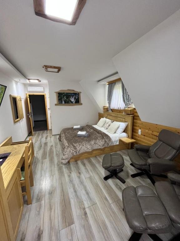 Rustic Inn River guest room with wooden furniture near Plitvice Lakes